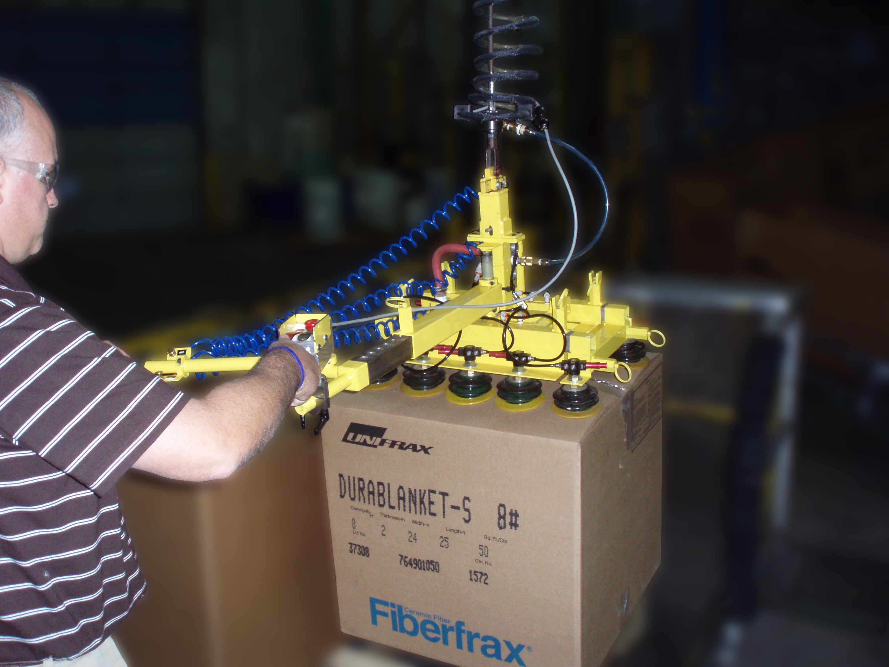 Vacuum lifter for box handling