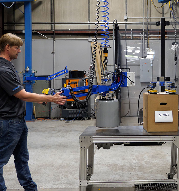 Vacuum Lifter with Interchangeable Heads for Pails and Boxes